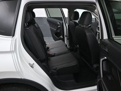 Used 2023 Volkswagen Tiguan SE w/ Panoramic Sunroof Package FWD image 32