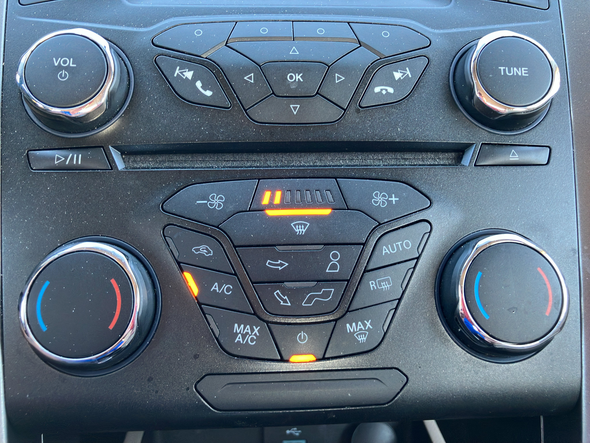 Used 2018 Ford Fusion SE FWD image 19