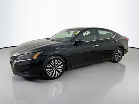 Used 2024 Nissan Altima 2.5 SV image 8
