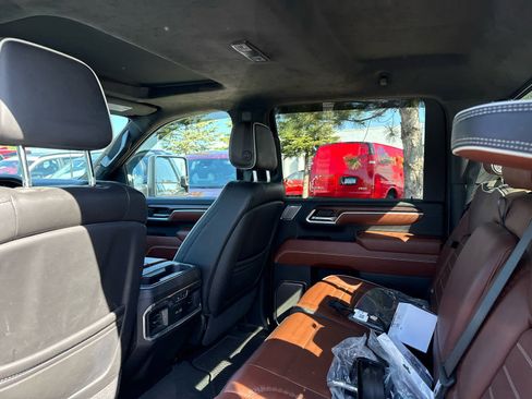 Used 2024 GMC Sierra 2500 Denali Ultimate AWD/4WD image 9