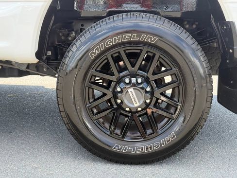 Used 2022 Ford F250 Lariat w/ Black Appearance Package AWD/4WD image 11