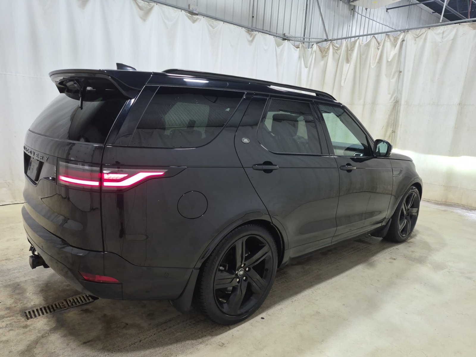 Used 2023 Land Rover Discovery HSE R-Dynamic AWD/4WD image 3