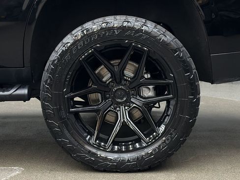 Used 2025 Chevrolet Tahoe Z71 w/ Comfort Package image 12