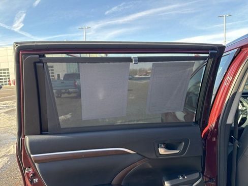 Used 2015 Toyota Highlander Limited image 18