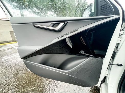 Used 2025 Kia Niro EX image 18