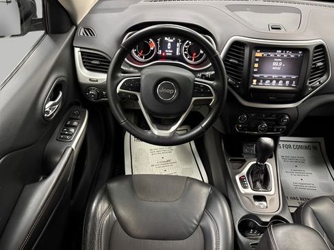 Used 2018 Jeep Cherokee Latitude Plus w/ Comfort/Convenience Group FWD image 13
