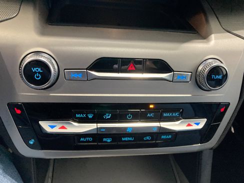 Used 2022 Ford Explorer XLT w/ Equipment Group 202A image 28