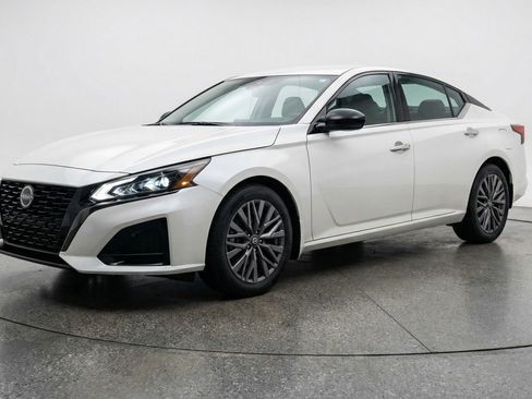 Used 2025 Nissan Altima 2.5 SV FWD image 3