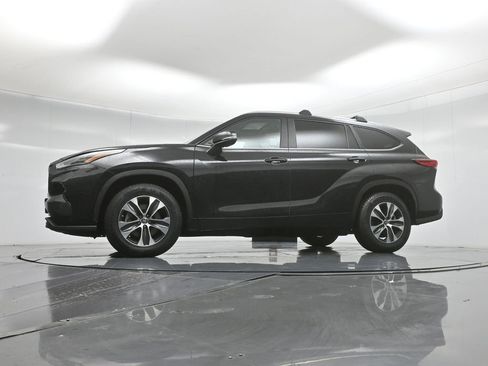Used 2023 Toyota Highlander XLE image 7