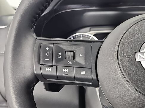 Used 2024 Nissan Pathfinder SL w/ Black Appearance Package FWD image 17