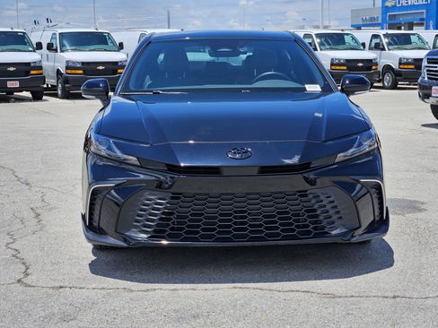 Used 2025 Toyota Camry SE w/ Convenience Package FWD image 2