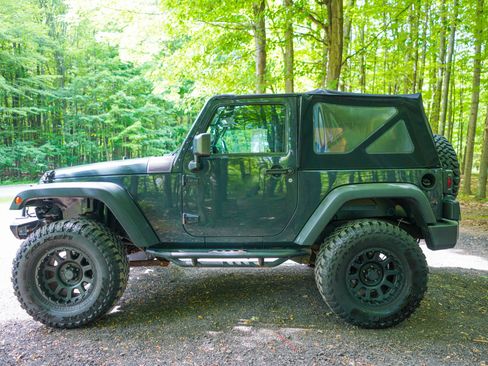 Used 2017 Jeep Wrangler Rubicon AWD/4WD image 10