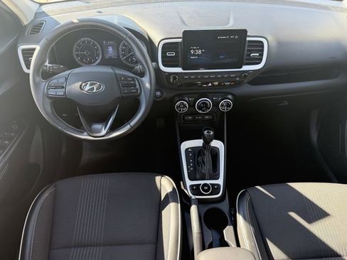 Used 2022 Hyundai Venue Limited image 9