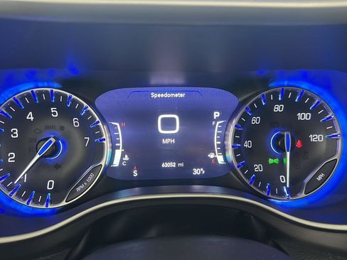 Used 2022 Chrysler Pacifica Touring-L image 5