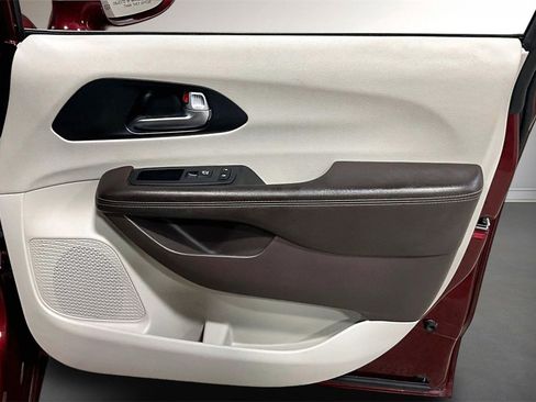 Used 2021 Chrysler Pacifica Touring image 28