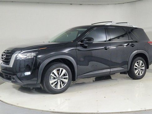 Certified 2024 Nissan Pathfinder SL image 3