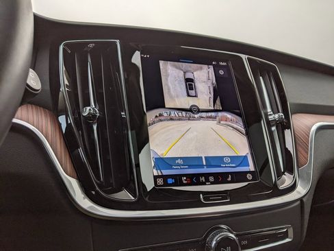 Used 2025 Volvo V60 B5 Cross Country Plus image 17