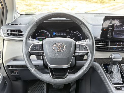 Certified 2023 Toyota Sienna Limited FWD image 35