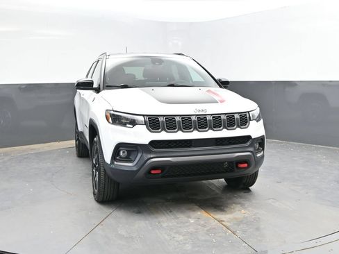 Used 2025 Jeep Compass Trailhawk AWD/4WD image 4