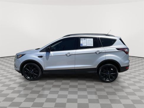 Used 2018 Ford Escape SE w/ SE Sport Appearance Package FWD image 9