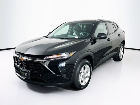 Used 2025 Chevrolet Trax LS w/ LS Convenience Package FWD image 3