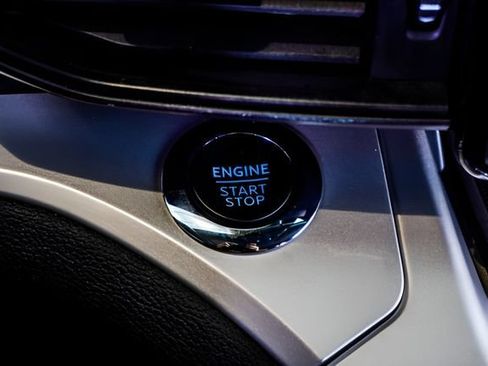 Used 2024 Ford Explorer XLT RWD image 19
