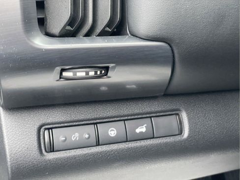 Used 2023 Nissan Pathfinder SL AWD/4WD image 24