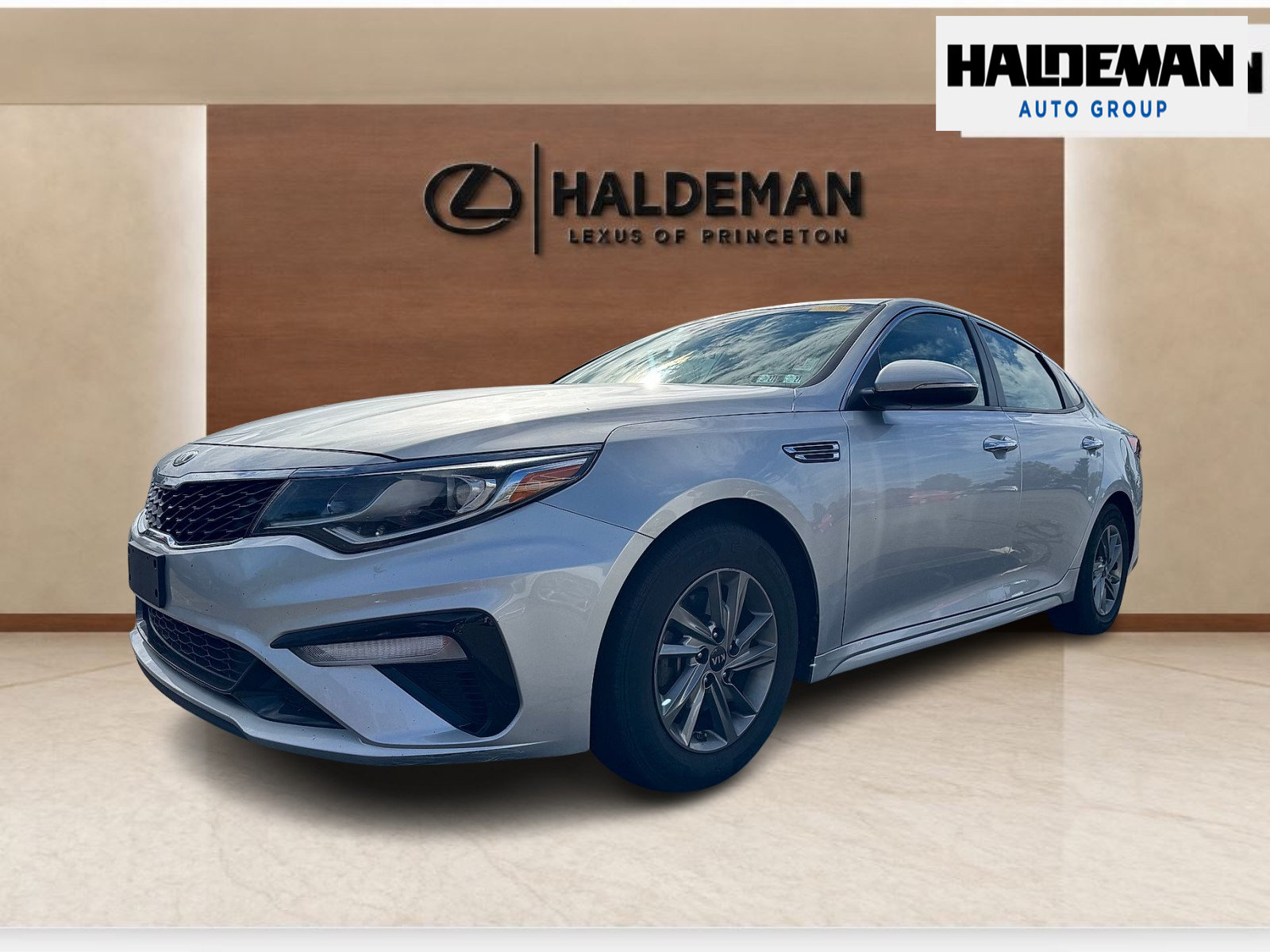 Used 2019 Kia Optima LX FWD image 2