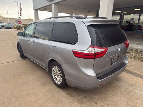 Used 2015 Toyota Sienna XLE image 7