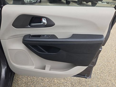 Used 2020 Chrysler Pacifica Touring-L Plus FWD image 28