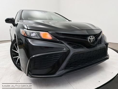 Used 2021 Toyota Camry SE FWD image 2