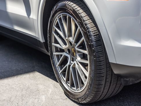 Certified 2022 Porsche Cayenne Platinum Edition AWD/4WD image 20