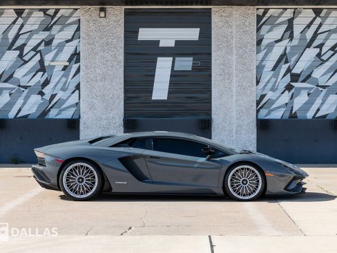Used 2018 Lamborghini Aventador S image 20