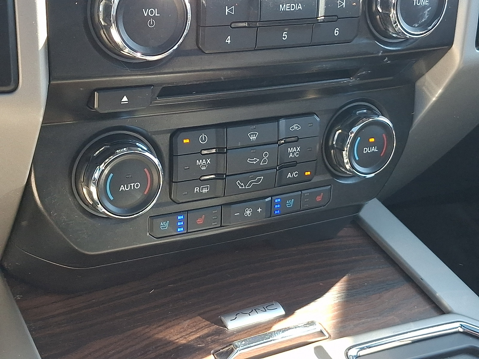 Used 2015 Ford F150 Lariat AWD/4WD image 17