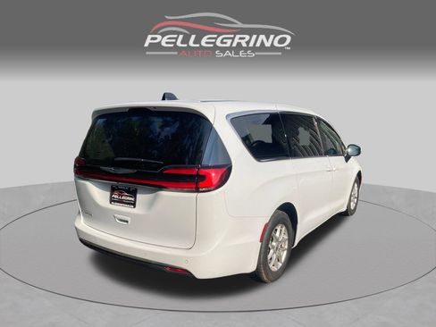 Used 2023 Chrysler Pacifica Touring-L FWD image 7