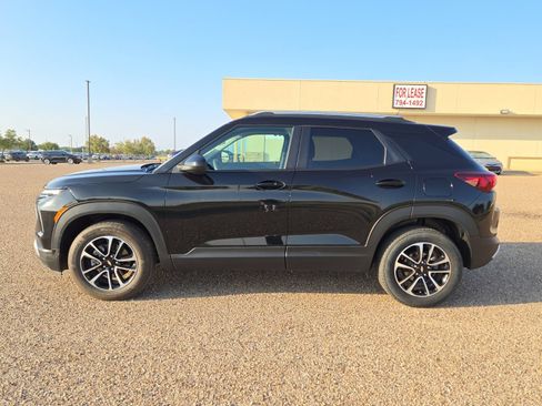 Used 2024 Chevrolet TrailBlazer LT AWD/4WD image 2