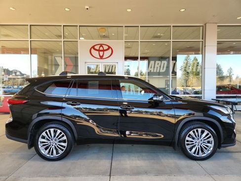 Used 2023 Toyota Highlander Platinum image 3
