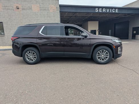 Used 2023 Chevrolet Traverse LT image 2