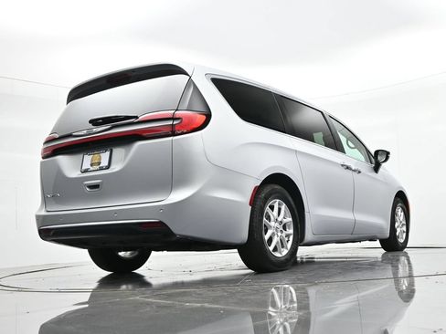 Used 2024 Chrysler Pacifica Touring-L FWD image 22