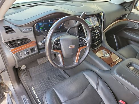 Used 2019 Cadillac Escalade ESV Luxury RWD image 8