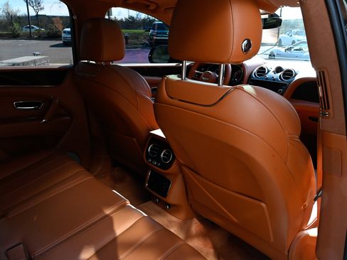 Used 2019 Bentley Bentayga AWD/4WD image 45