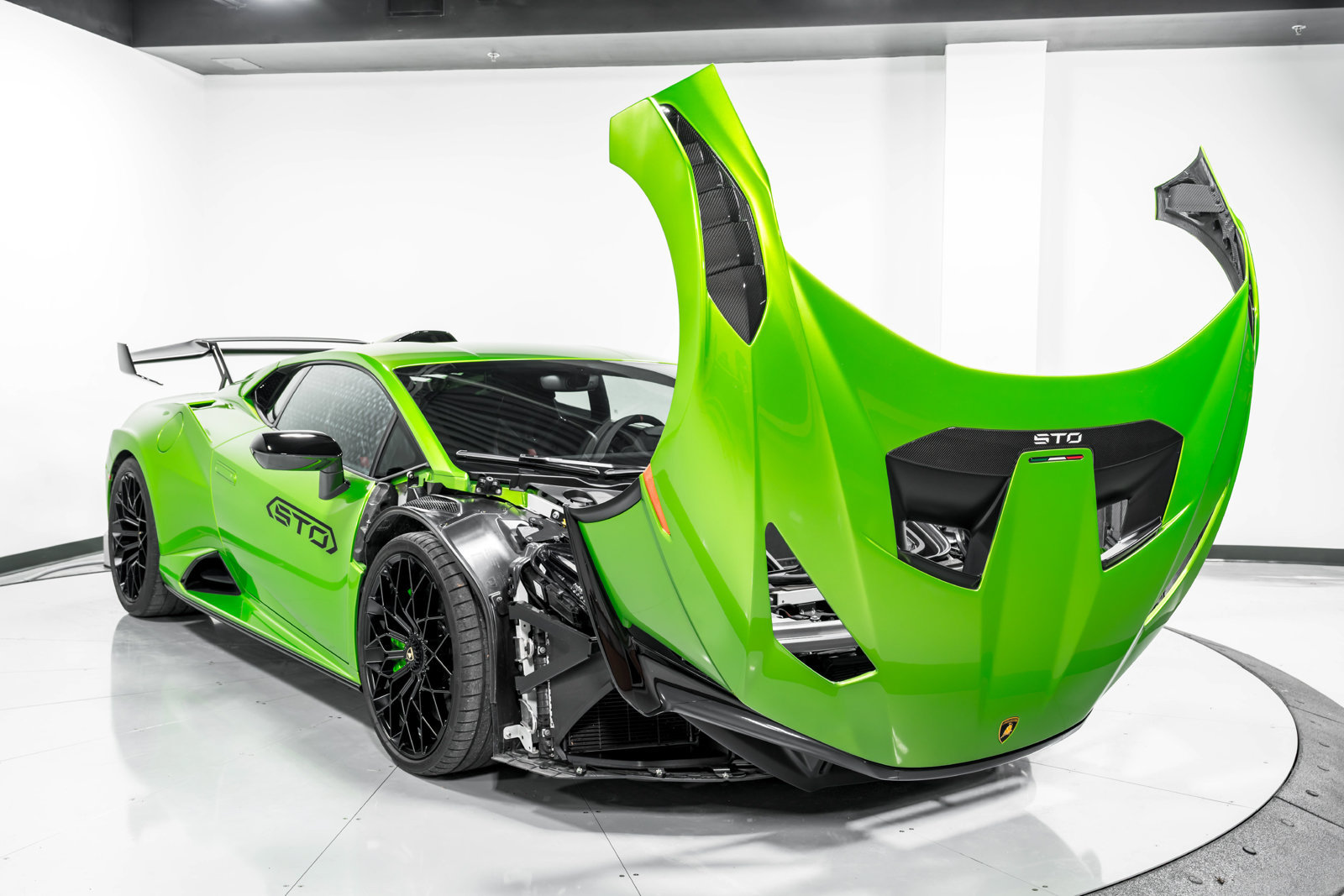 Used 2023 Lamborghini Huracan STO RWD image 44