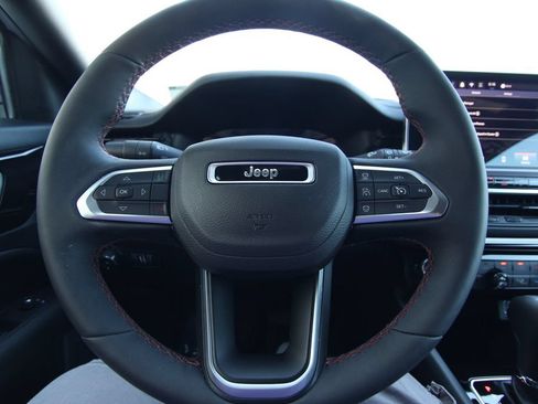 Used 2024 Jeep Compass Trailhawk w/ Trailhawk Convenience Group AWD/4WD image 19