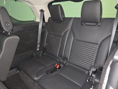 Used 2024 Land Rover Discovery S image 9