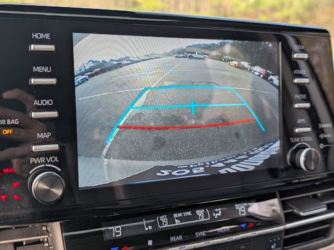 Used 2023 Toyota Sienna XLE image 28