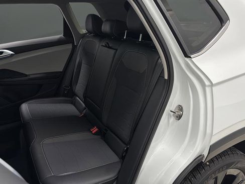 Used 2025 Volkswagen Taos SE w/ Panoramic Sunroof Package FWD image 23
