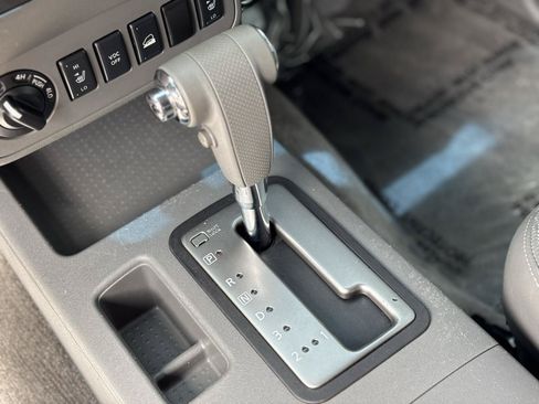 Used 2011 Nissan Frontier SL AWD/4WD image 27