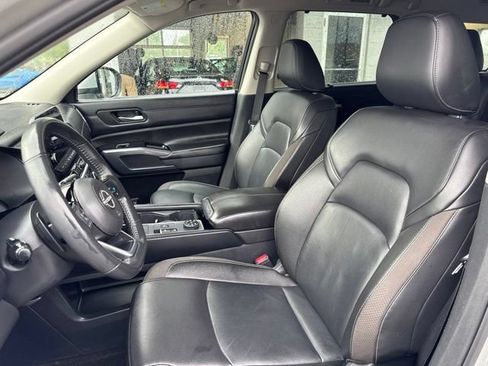 Used 2025 Nissan Pathfinder SL AWD/4WD image 10
