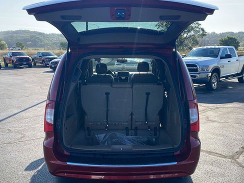 Used 2013 Chrysler Town & Country Touring-L w/ Driver Convenience Group FWD image 30