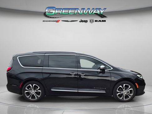 Used 2024 Chrysler Pacifica Pinnacle FWD image 4